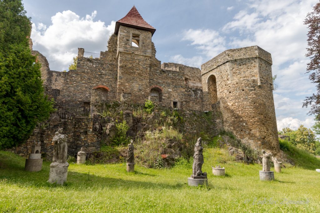 Zřícenina hradu a zámek Klenová